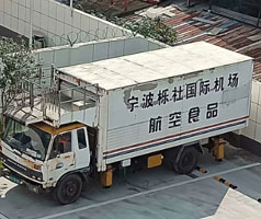 公司售服對(duì)機(jī)場(chǎng)中央廚房系統(tǒng)冷卻用冷水機(jī)進(jìn)行回訪，發(fā)現(xiàn)風(fēng)險(xiǎn)，解決問(wèn)題